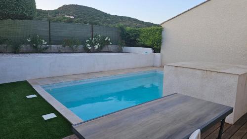 Peret Villa | villa calme au milieu des vignes avec piscine 2 chambres