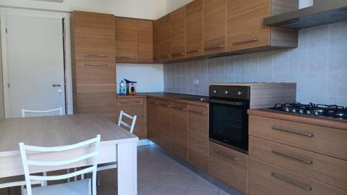 Ceriale Apartment | Villa Caravella di due piani con terrazza vista mare