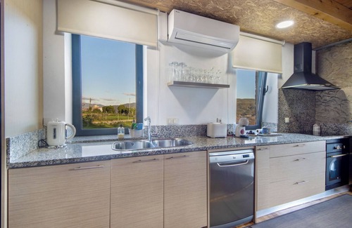 Pessegueiro do Vouga Villa | Villa 'Casa De Campo Com Vista A Montanha' with Mountain View and Air Conditioning