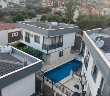 Kadnlar Denizi Mahallesi Villa | ViLLA CEYLAN
