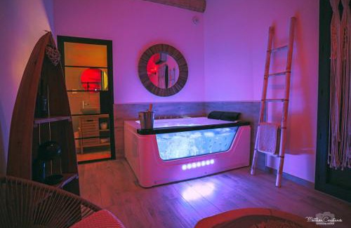 Cuges-les-Pins Bed & Breakfast | Villa CoCoon - Love room cocooning & 50 nuances