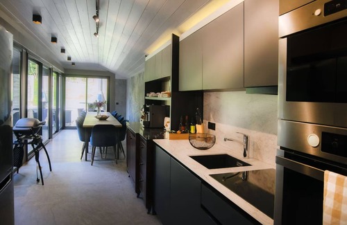 Annecy Villa | Villa 'Comme Un Voyage' with Lake View, Wi-Fi and Air Conditioning