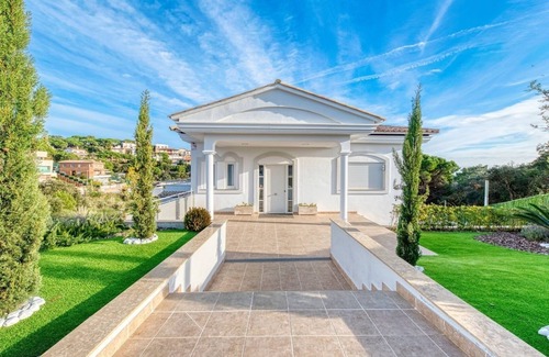 Lloret de Mar Villa | Villa 'Costacabana - Madison' with Private Pool, Private Terrace and Wi-Fi