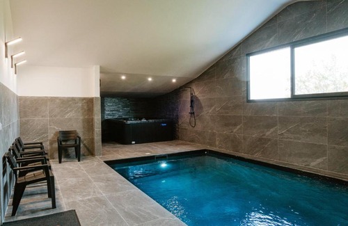 Lespignan Villa | Villa de 3 chambres avec piscine interieure jacuzzi et wifi a Lespignan