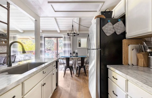 Mammoth Lakes House | Villa De Los Pinos 15-Updated retreat close to town, shops, shuttle and more!