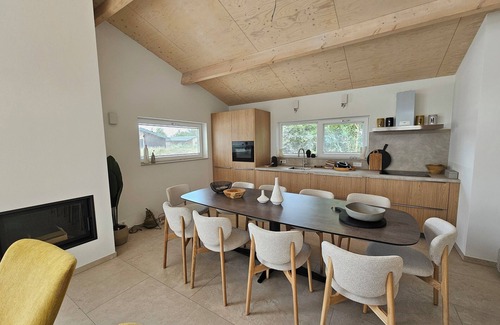 Buren House | Villa Dobbe located on the grounds of Klein Vaarwater in Buren.