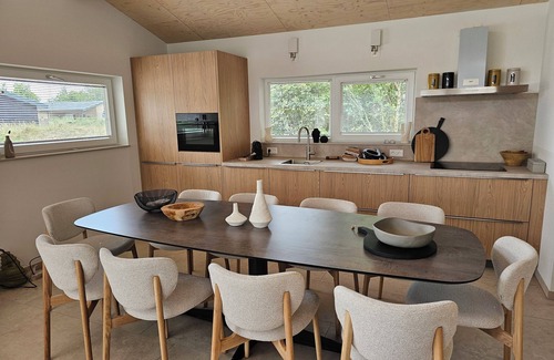 Buren House | Villa Dobbe located on the grounds of Klein Vaarwater in Buren.