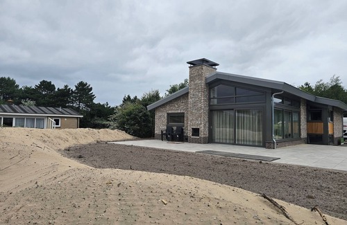 Buren House | Villa Dobbe located on the grounds of Klein Vaarwater in Buren.