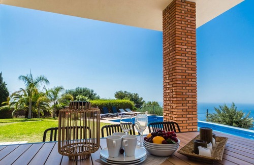 Salobrena Villa | Villa El Pino. Beautiful and spacious Spanish style villa with private pool