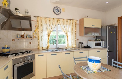 Alcamo Villa | Villa 'Elisir Del Golfo' with sea view, shared garden and Wi-Fi