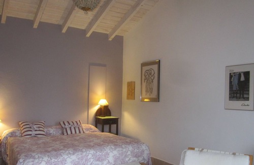 Meruelo Ski Chalet | Villa with large garden and panoramic views on a farm