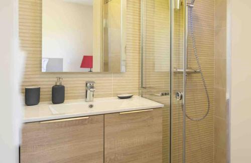 Berlou House | Villa Et au milieu coule un ruisseau - Piscine, jacuzzi privé, boulodrome