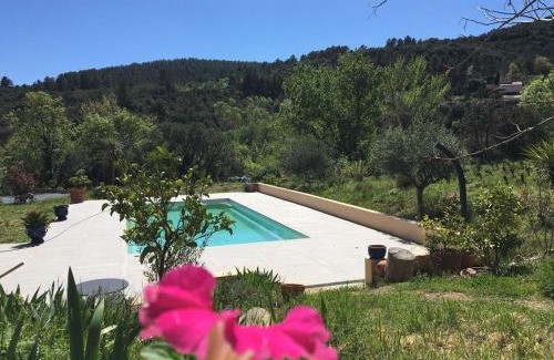 Berlou House | Villa Et au milieu coule un ruisseau - Piscine, jacuzzi privé, boulodrome