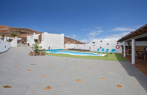 Tinajo House | Villa Eva with Mountain View, Pool, Wi-Fi, Air Conditioning & Garden; Parking Available