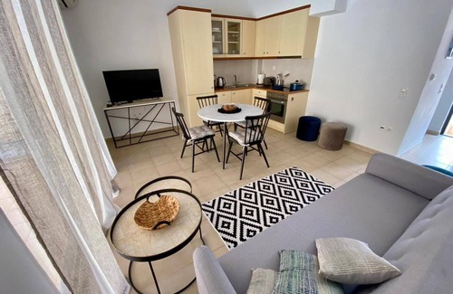 Asprouliani Apartment | Villa Evgenia︱A Plain Lodge w/Pool in the Village