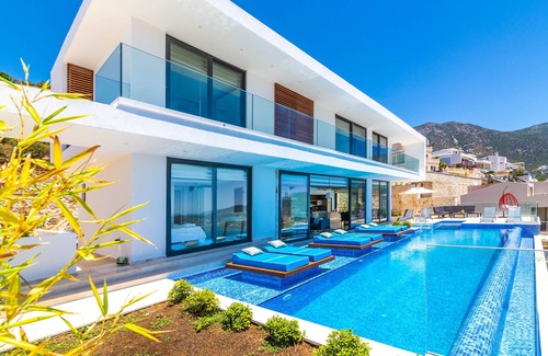 Kalkan Villa | Villa for 10 with stunning views & infinity pool
