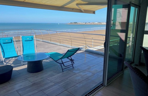 Saint-Gilles-Croix-de-Vie House | VILLA 180m2 -feet in the water -Terrace 60m2 on the sea-4bedrooms -Garage-Clim