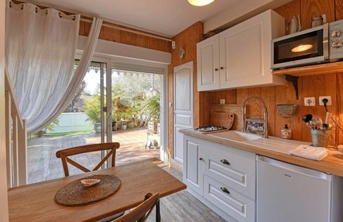 Saint-Pantaleon-de-Larche Apartment | Villa Chat L'Heureux - appartement climatisé - piscine privée