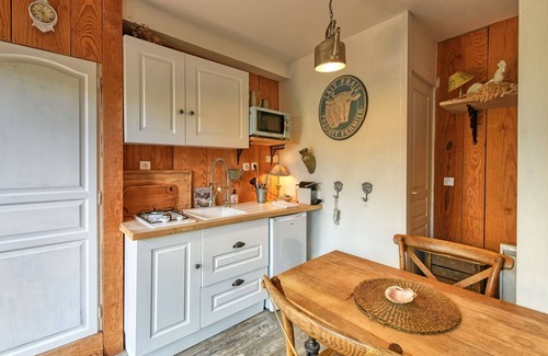Saint-Pantaleon-de-Larche Apartment | Villa Chat L'Heureux - appartement climatisé - piscine privée
