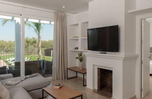 Benalup-Casas Vieja House | Villa 'Girasol' with Pool, Garden & Wi-Fi