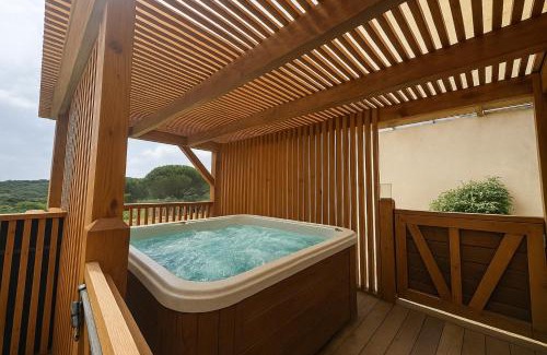 Santa Giulia Villa | VILLA GIULIA - Piscine - Jacuzzi - 4 Chambres