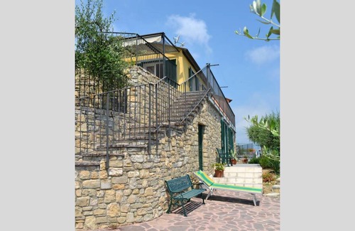 Poggi Villa | Villa "Greta" with Sea View, Shared Pool & Wi-Fi