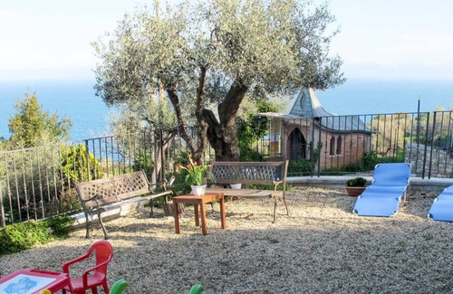 Poggi Villa | Villa "Greta" with Sea View, Shared Pool & Wi-Fi