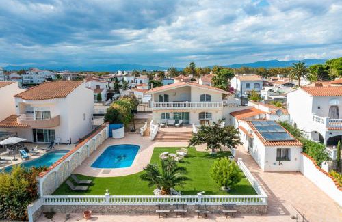Empuriabrava Villa | Villa Impresionante al Canal con Piscina