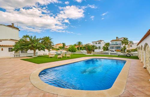 Empuriabrava Villa | Villa Impresionante al Canal con Piscina
