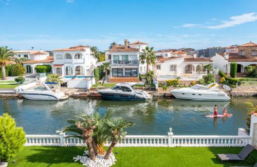 Empuriabrava Villa | Villa Impresionante al Canal con Piscina