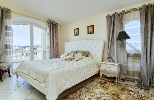 Empuriabrava Villa | Villa Impresionante al Canal con Piscina