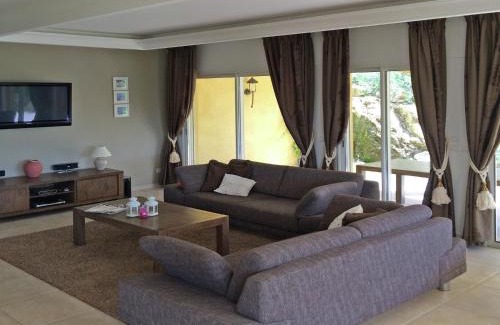 Le Muy Villa | Villa in Le Muy with Private Pool and Lake