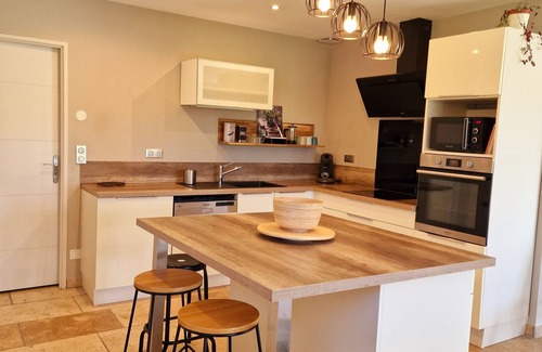 Mouries Villa | Villa in the countryside with views of the Alpilles.