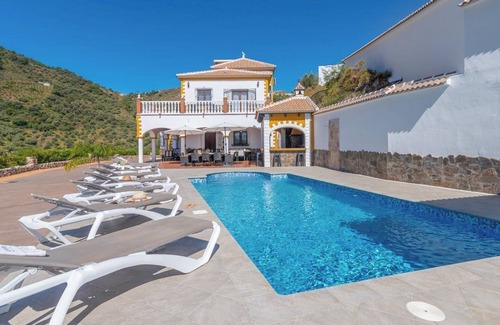 Sayalonga Villa | Villa Javier Sayalonga by Ruralidays