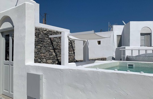 Emporio Villa | Villa Kallisti | Wonderful Courtyard Suite With Jacuzzi | Emporeio