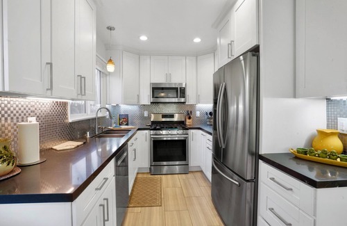 Woodland Hills House | Villa La Verde -Remodeled 4BR Villa, Pool & Guesthouse in Los Angeles