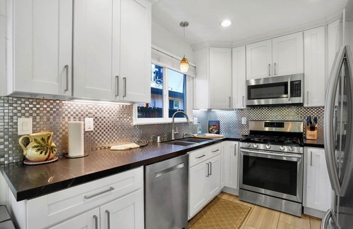 Woodland Hills House | Villa La Verde -Remodeled 4BR Villa, Pool & Guesthouse in Los Angeles