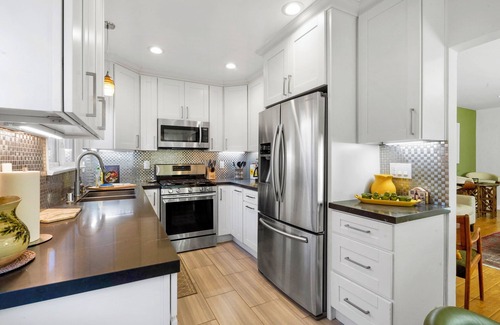 Woodland Hills House | Villa La Verde -Remodeled 4BR Villa, Pool & Guesthouse in Los Angeles