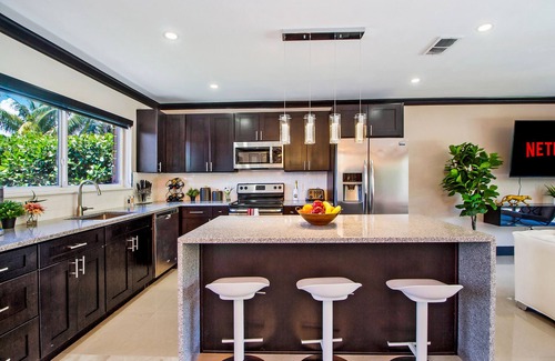 Miami Shores Villa | Villa Lago 6BR *Modern Waterfront Bungalow*