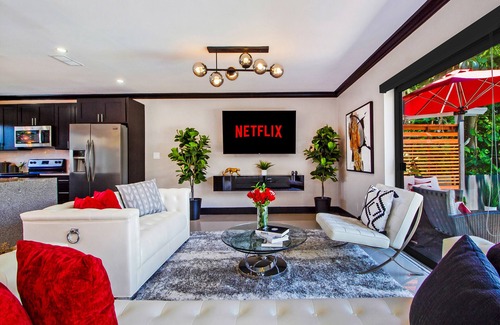 Miami Shores Villa | Villa Lago 6BR *Modern Waterfront Bungalow*