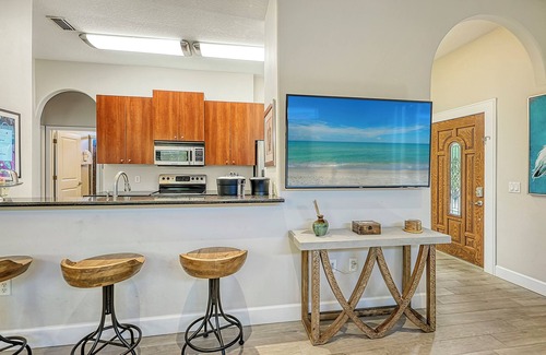 South Sarasota House | Villa Las Flores | Pet Friendly Home in Sarasota w/Private Heated Pool & Screened-In Porch