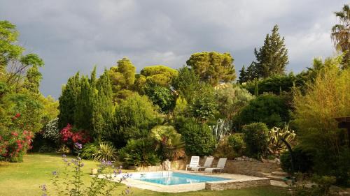 Roches Grises Bed & Breakfast | Villa Le Clos Fleuri
