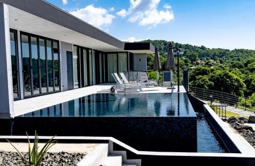 Bouillante Villa | Villa Lembah Giri Villas 5*