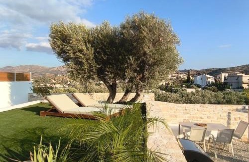 Pitsidia Villa | Villa Livia- panoramic view with pool and beautiful garden