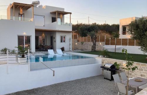 Pitsidia Villa | Villa Livia- panoramic view with pool and beautiful garden
