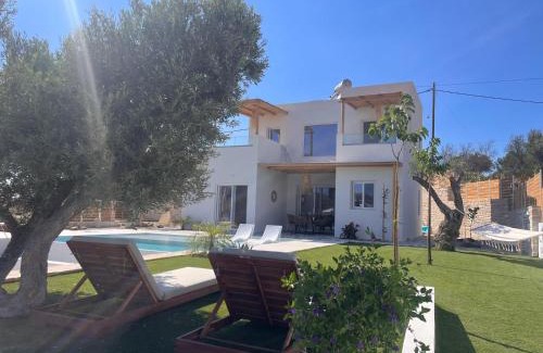 Pitsidia Villa | Villa Livia- panoramic view with pool and beautiful garden