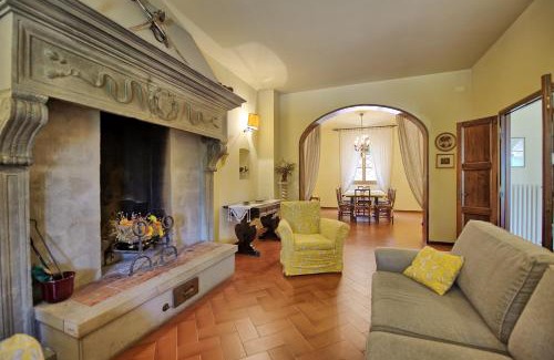 Subbiano Villa | Villa Lo Scoiattolo by PosarelliVillas