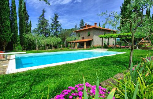Subbiano Villa | Villa Lo Scoiattolo by PosarelliVillas