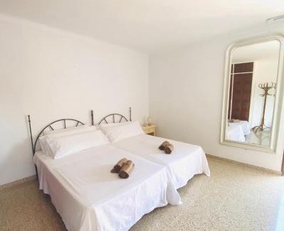 Ibiza Town House | Villa Los Robles en Playa den Bossa con Piscina Privada