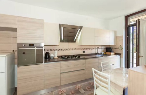 Cesate Cottage | Villa luminosa con balcone e jacuzzi, zona Milano